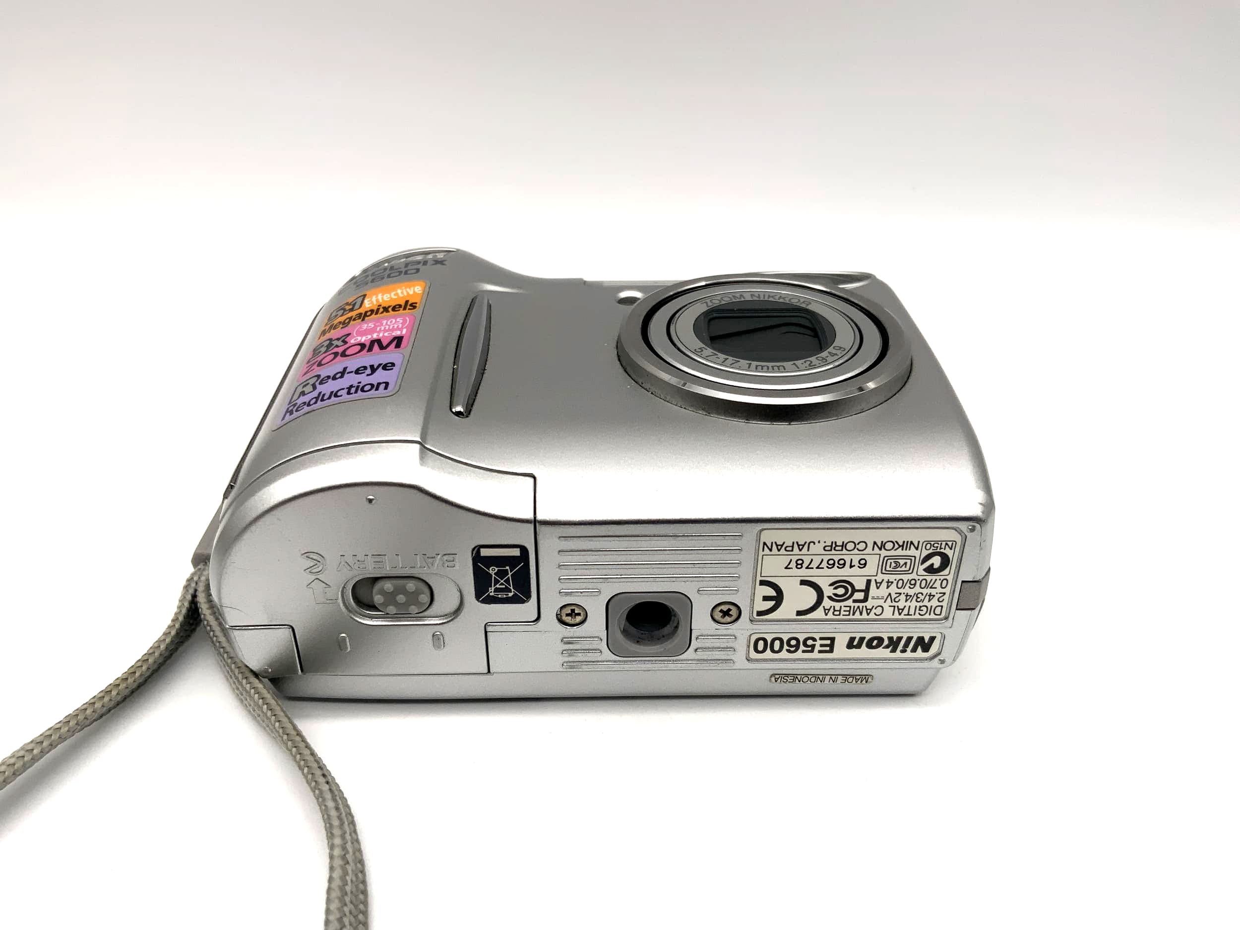 Nikon Coolpix 5600 Digitalkamera mit Zoom Nikkor 5.7-17.1mm 1:2.9-4.9