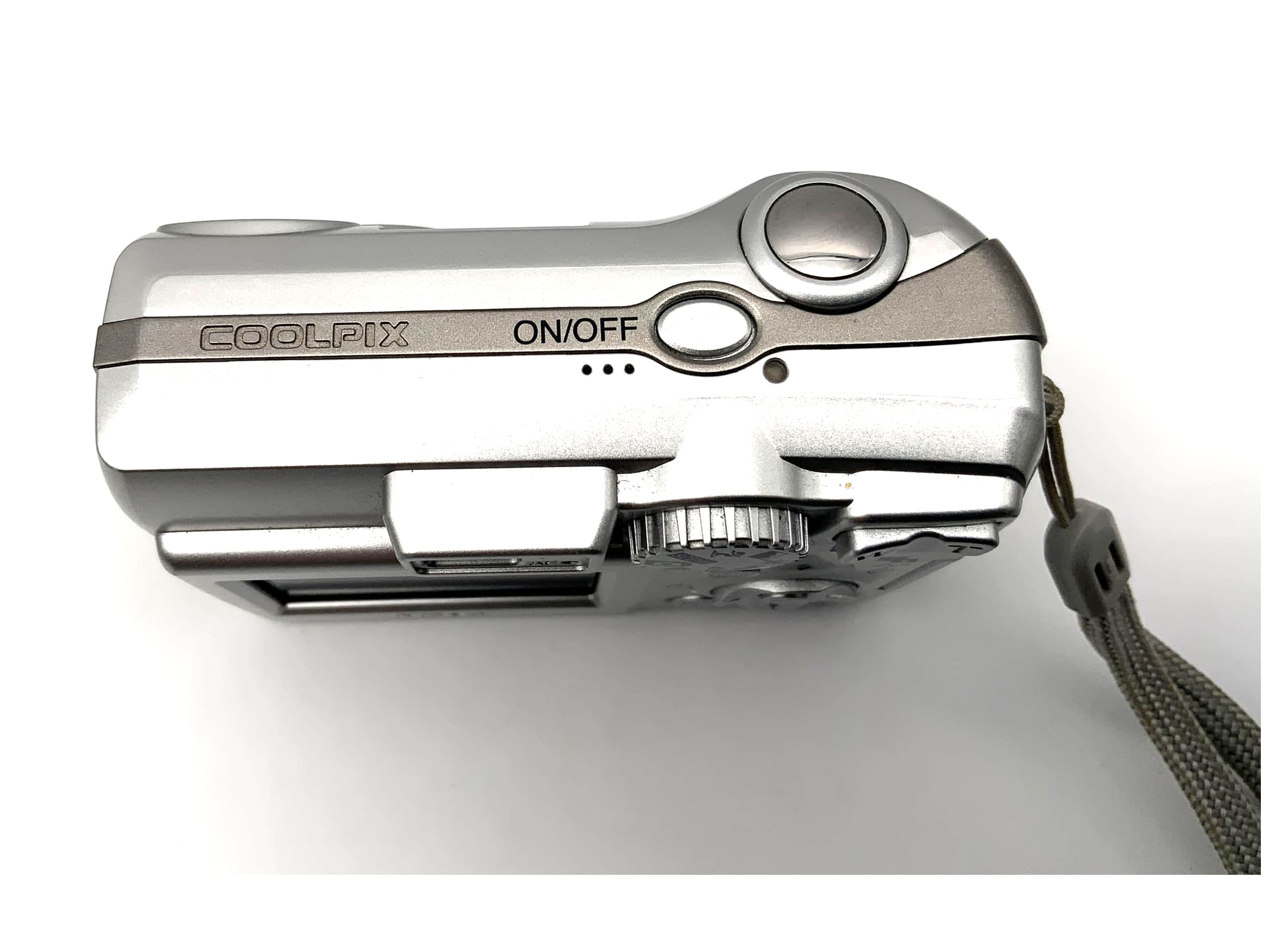 Nikon Coolpix 5600 Digitalkamera mit Zoom Nikkor 5.7-17.1mm 1:2.9-4.9