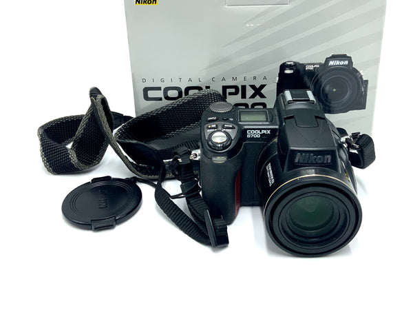 Nikon Coolpix 8700 Bridgekamera mit Nikkor 8.9-71.2 1:2.8-4.2 Digitalkamera