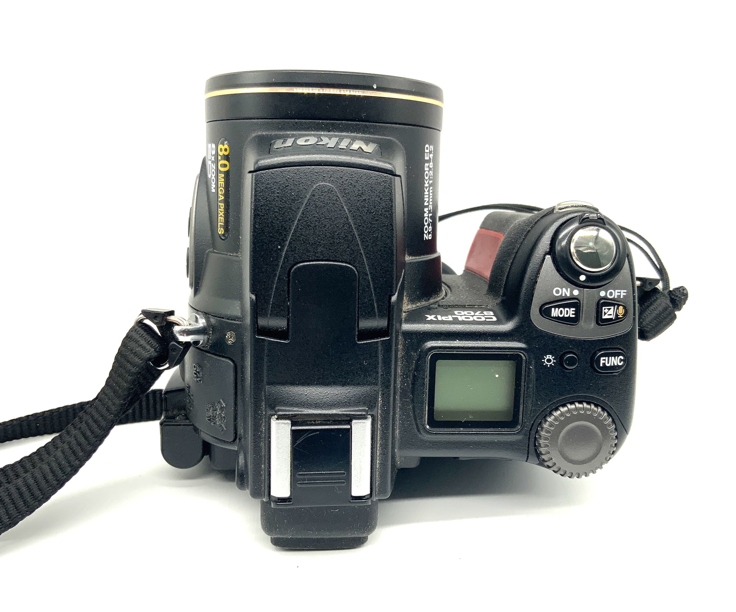 Nikon Coolpix 8700 Bridgekamera mit Nikkor 8.9-71.2 1:2.8-4.2 Digitalkamera