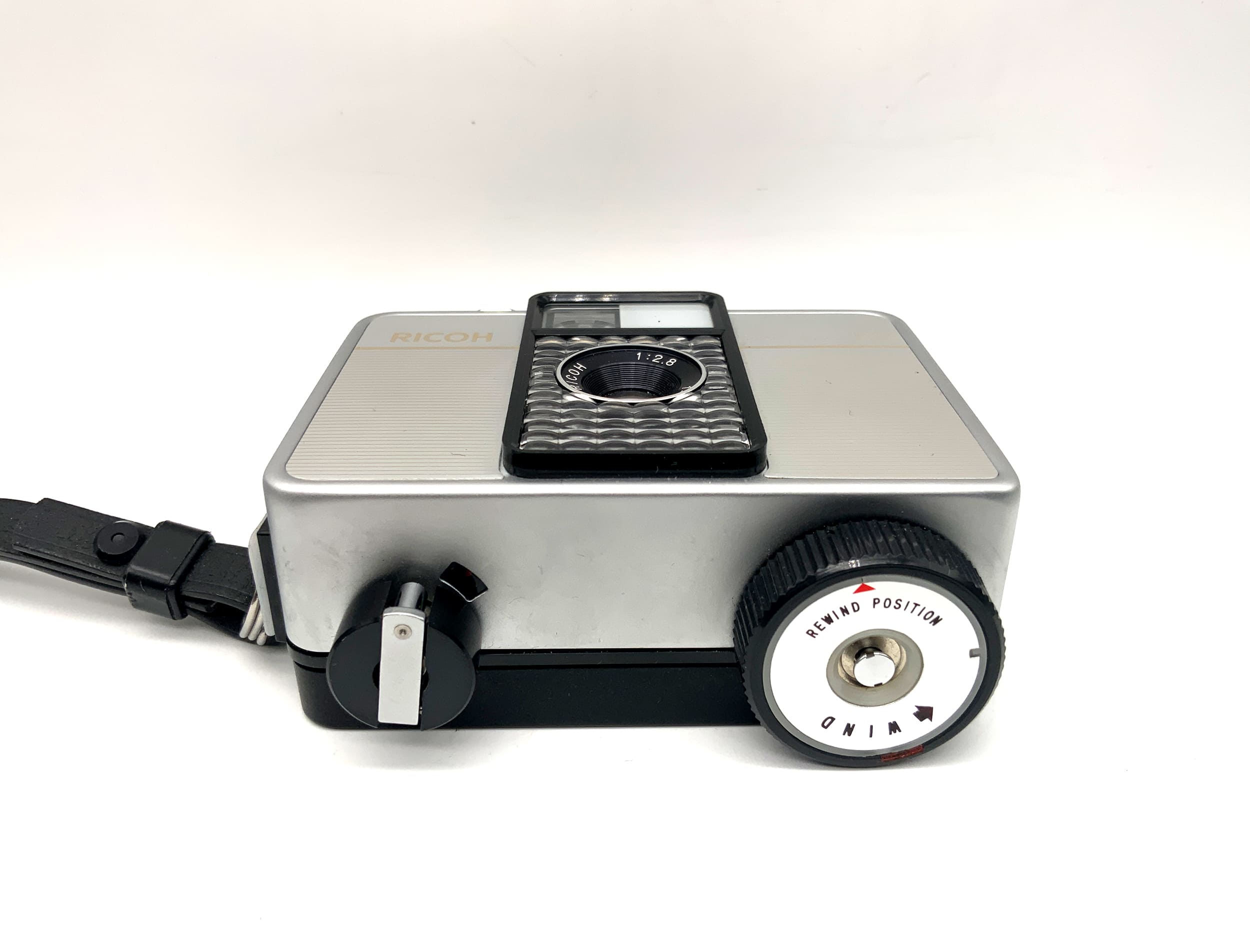 Ricoh Auto Half E2 Sucherkamera mit F:2.8 f=25mm Halbformat Analogkamera