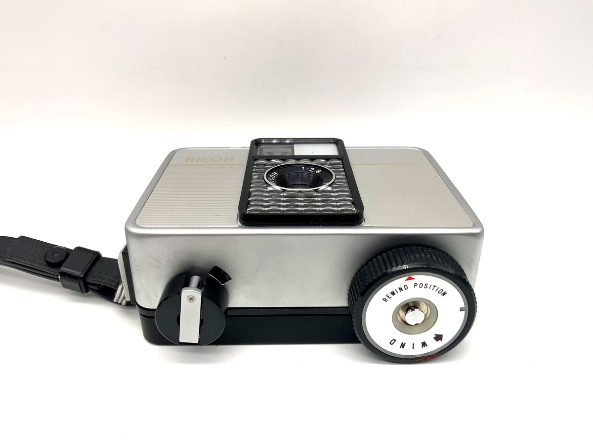 Ricoh Auto Half E2 Sucherkamera mit F:2.8 f=25mm Halbformat Analogkamera
