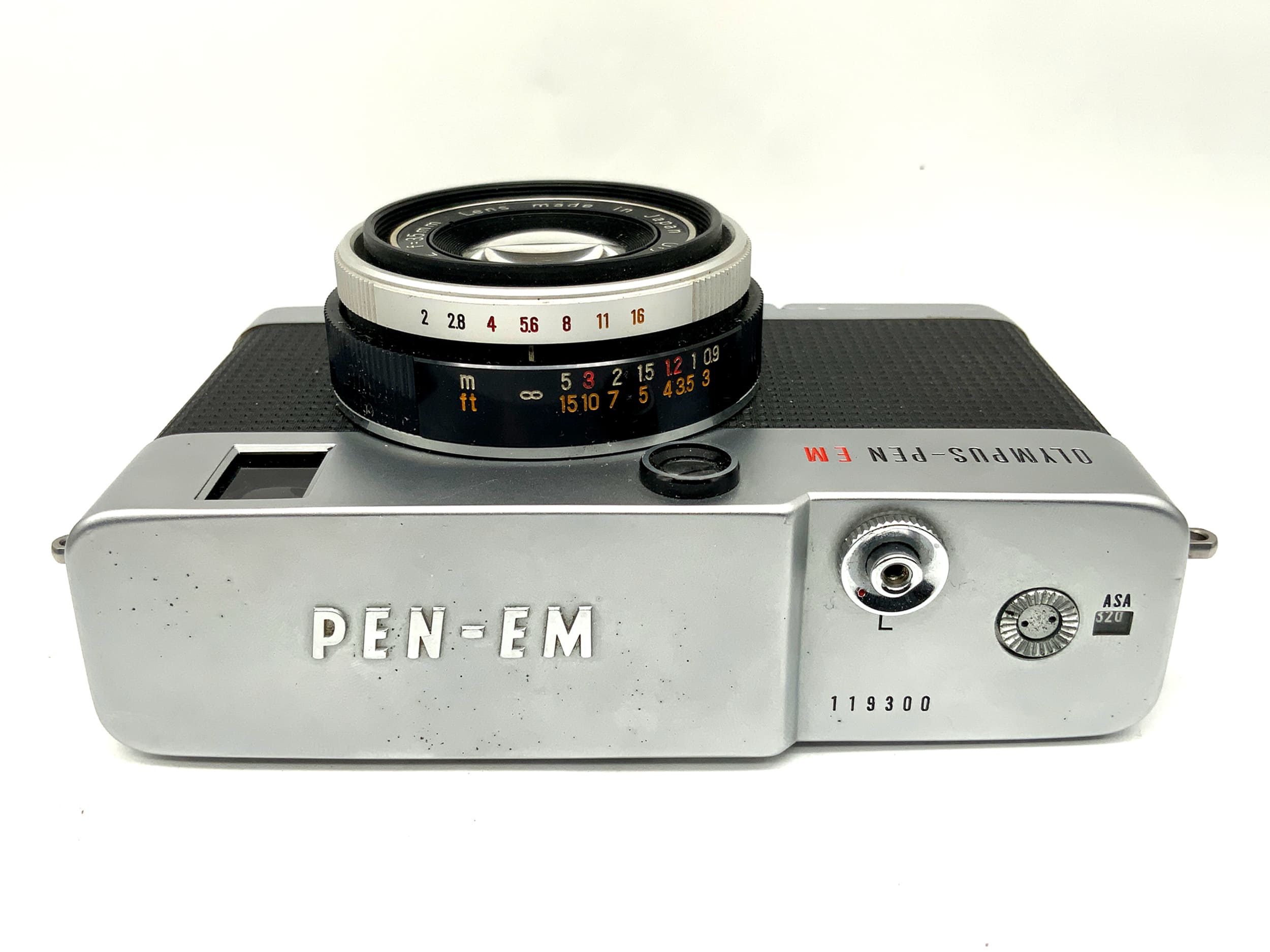 Appareil photo Olympus Pen-EM avec viseur et objectif F.Zuiko 35 mm 1:2 demi-format argentique