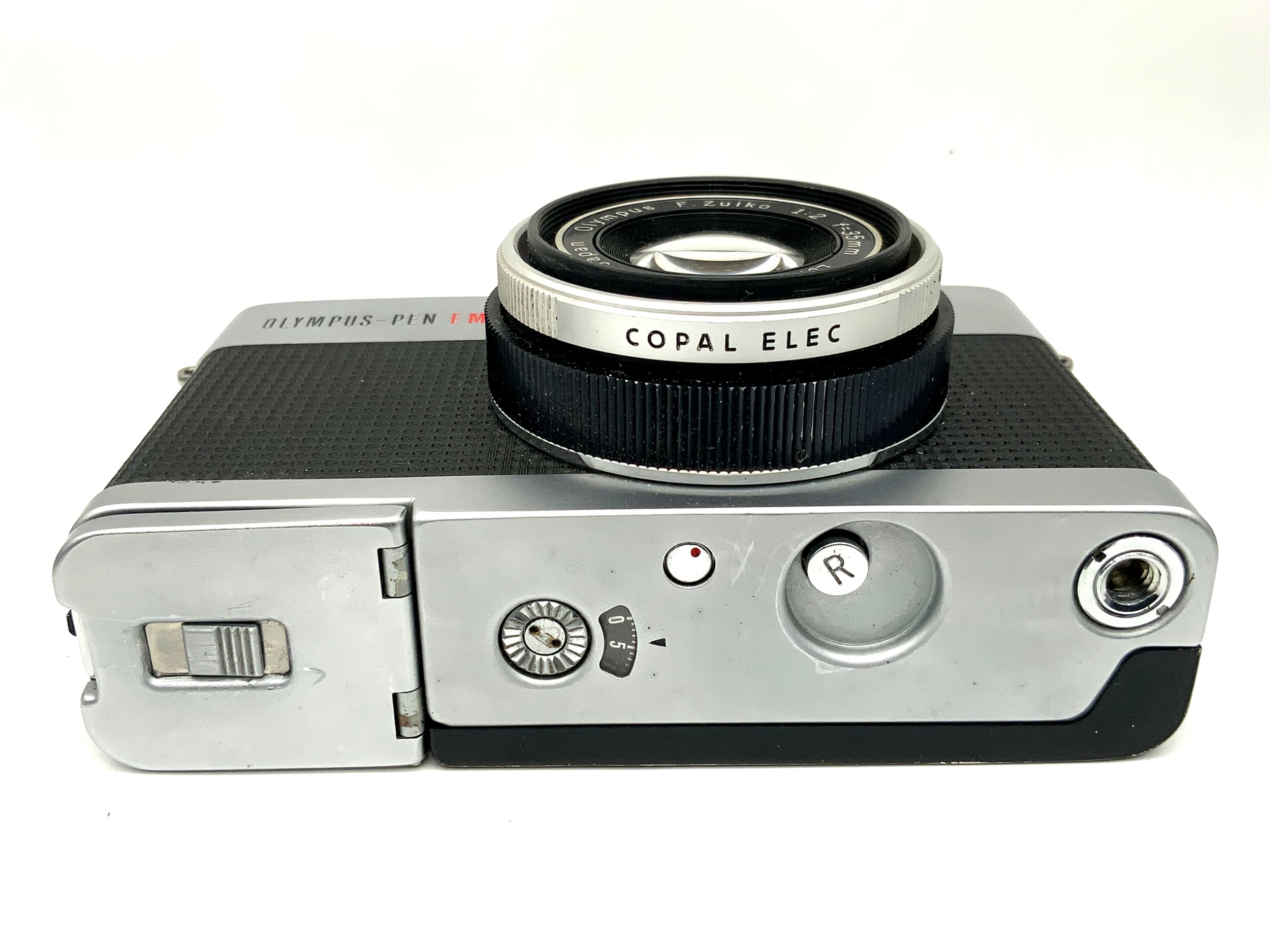 Appareil photo Olympus Pen-EM avec viseur et objectif F.Zuiko 35 mm 1:2 demi-format argentique