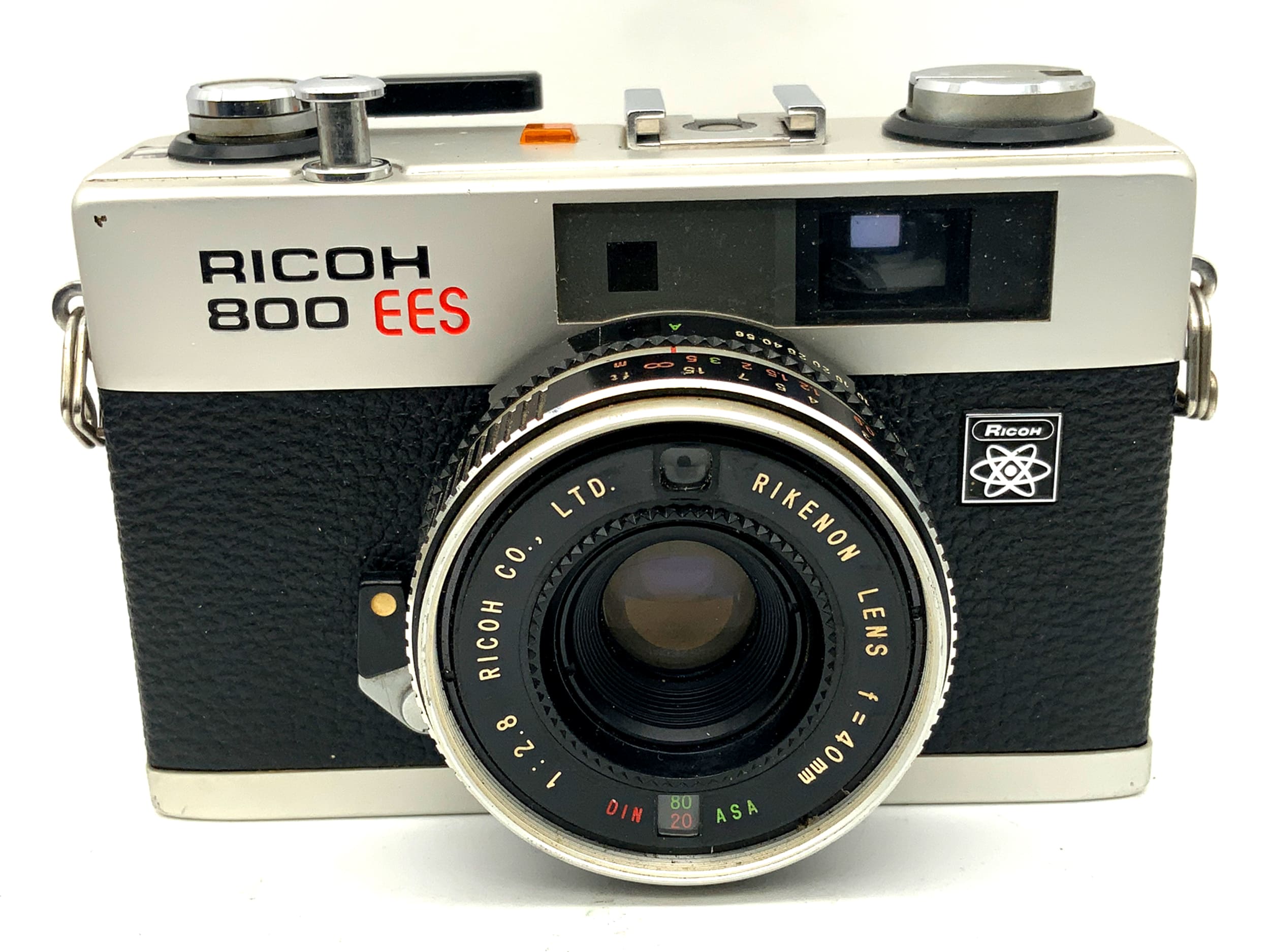 Appareil photo télémétrique Ricoh 800 EES avec objectif analogique Rikenon 40 mm 1:2.8