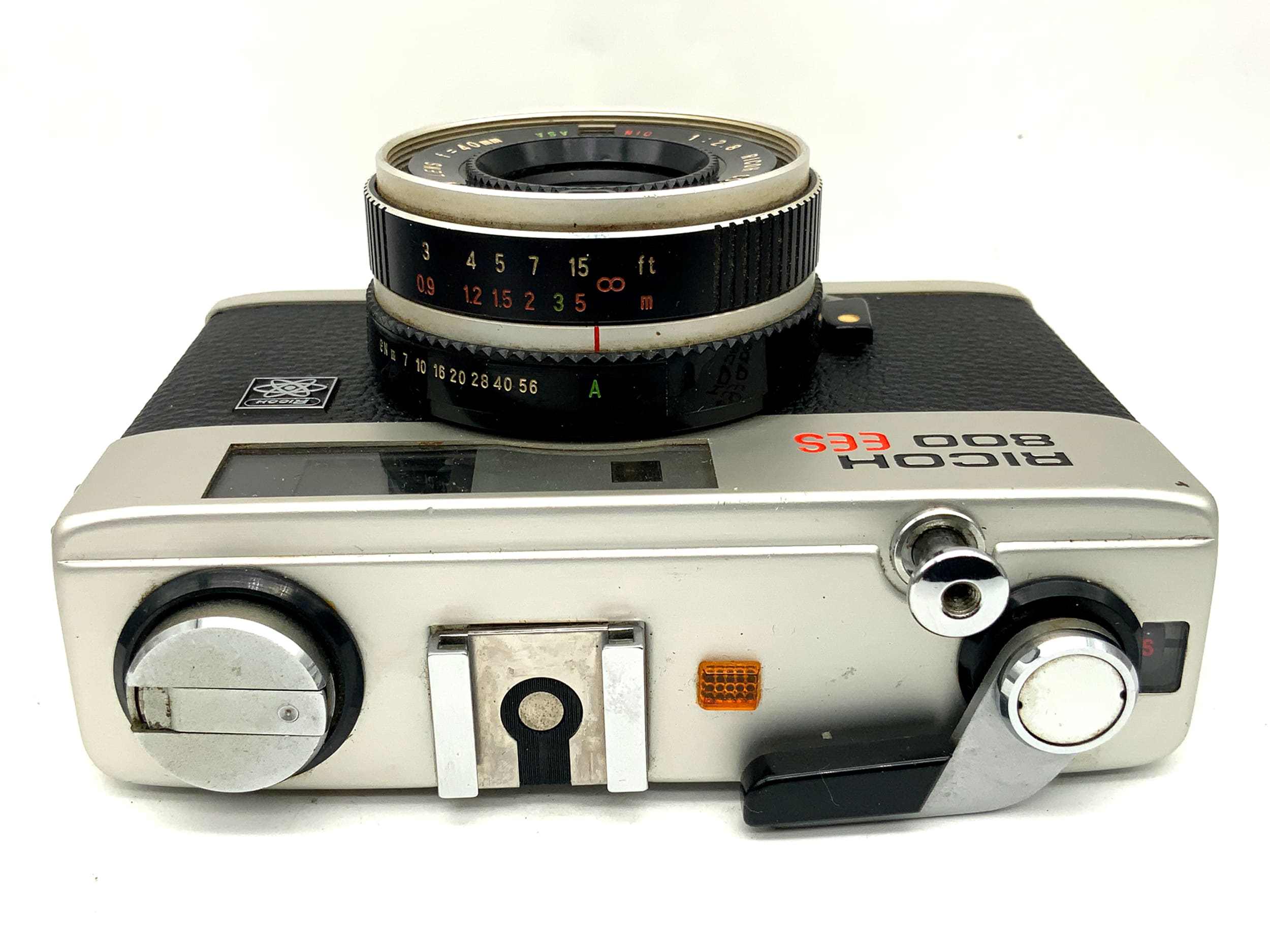 Appareil photo télémétrique Ricoh 800 EES avec objectif analogique Rikenon 40 mm 1:2.8