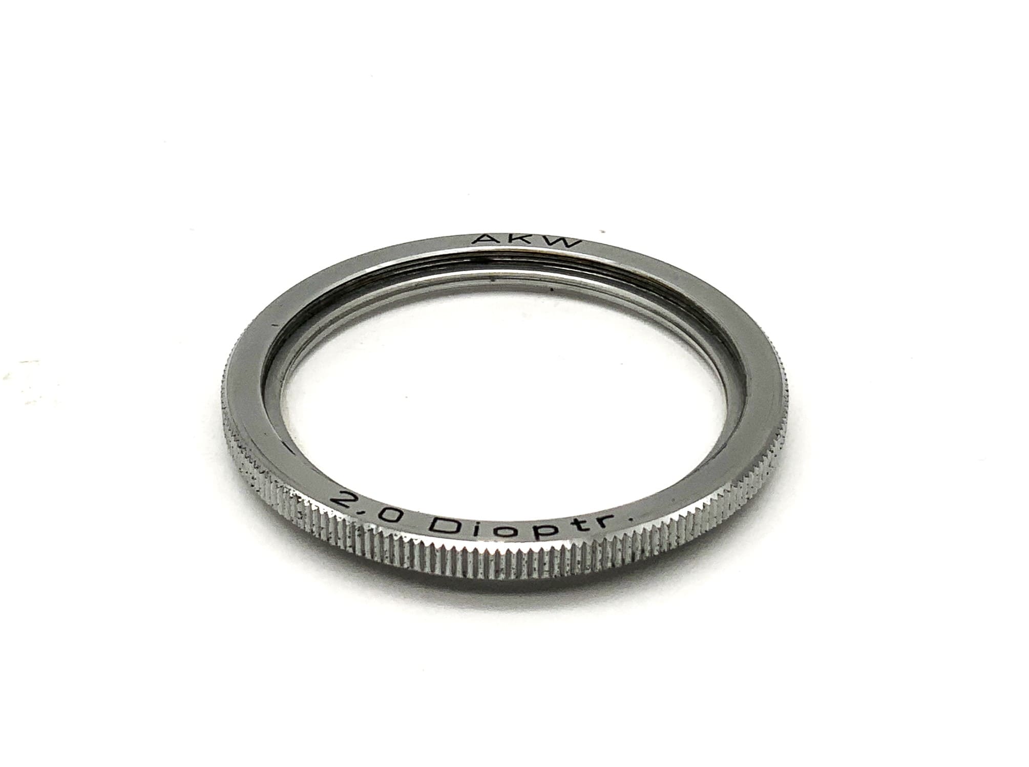 Aussi appelée lentille macro 2,0 dioptries, filetage pour filtre circulaire de 40,5 mm